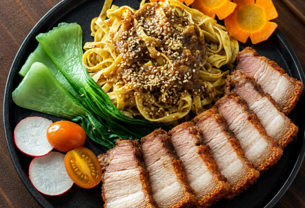Mỳ xốt phomai heo quay giòn da nướng lu